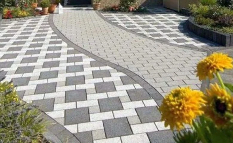 Kombinasi paving block berbagai warna dan pola untuk halaman rumah modern