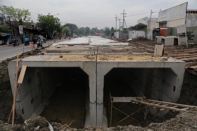 Pemasangan box culvert beton berukuran besar pada proyek drainase jalan untuk meningkatkan kapasitas aliran air.