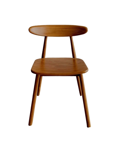 Kursi kayu minimalis dengan sandaran melengkung dan empat kaki ramping berwarna kayu natural