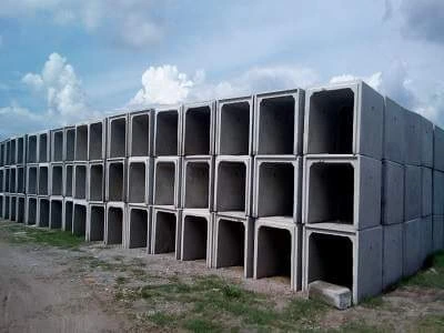 Tumpukan U Ditch beton pracetak untuk saluran drainase dan irigasi di area proyek.