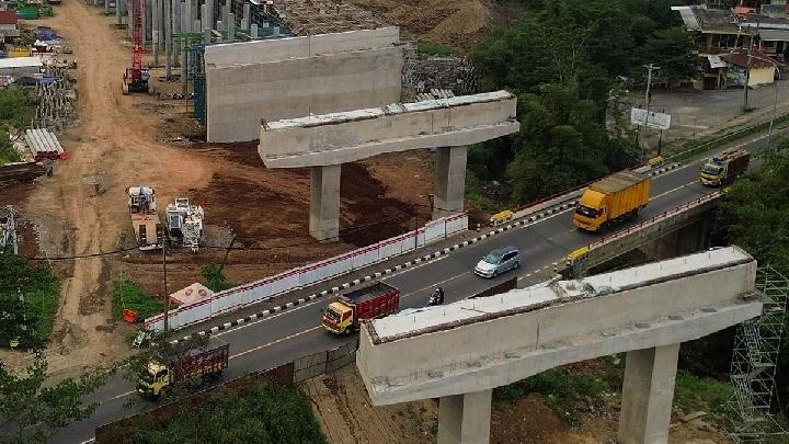 Pemasangan girder beton pracetak pada proyek jembatan layang jalan tol di Jawa Tengah