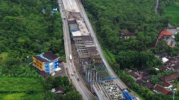 Pembangunan jembatan layang proyek jalan tol di Jawa Tengah dengan struktur beton pracetak dan perancah konstruksi