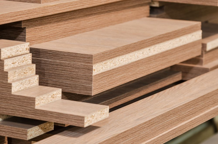 lembaran kayu olahan seperti plywood dan particle board untuk furnitur