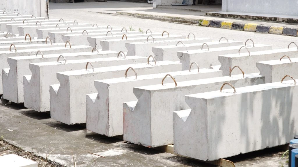 U-ditch beton pracetak tersusun rapi di area pabrik sebagai saluran drainase