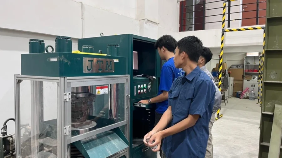 Uji tekan beton paving block menggunakan mesin compression testing machine di laboratorium untuk mengetahui kuat tekan sesuai standar SNI.