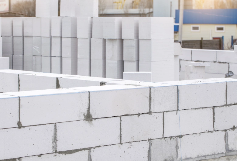 Susunan beton pracetak batako ringan putih beton pracetak pada area proyek konstruksi bangunan