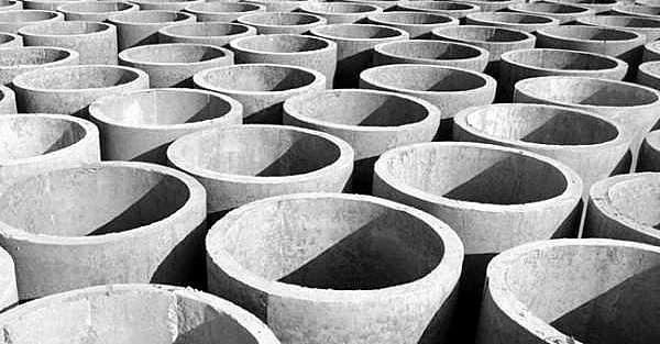 Deretan buis beton siap pakai yang tersusun rapi di area produksi.