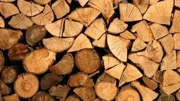 tumpukan kayu alami solid sebagai bahan baku produk kayu