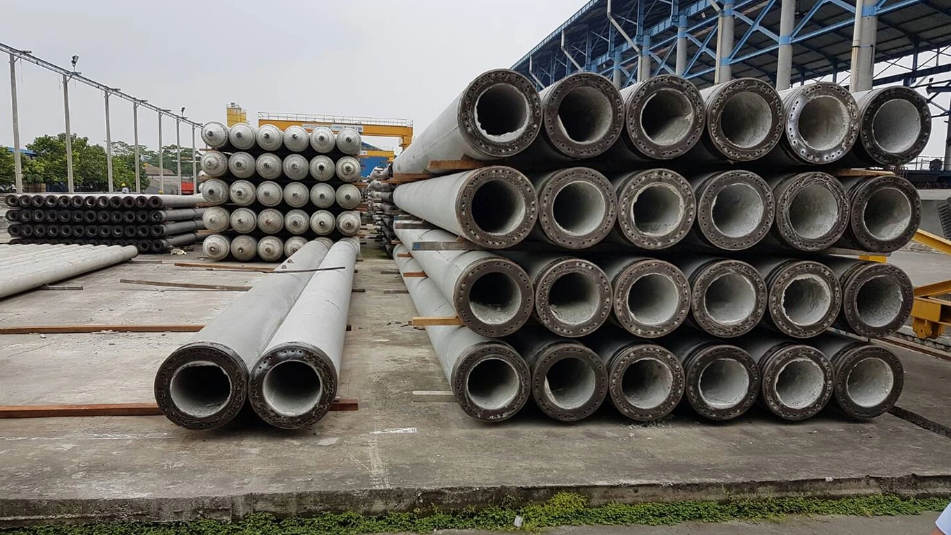 Tumpukan tiang pancang beton pracetak (spun pile) di area pabrik beton precast