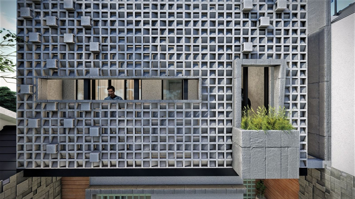 Fasad rumah modern dengan dinding roster dinding berpola kotak, jendela memanjang dengan seorang pria di dalam ruangan, serta balkon kecil berisi tanaman hijau.