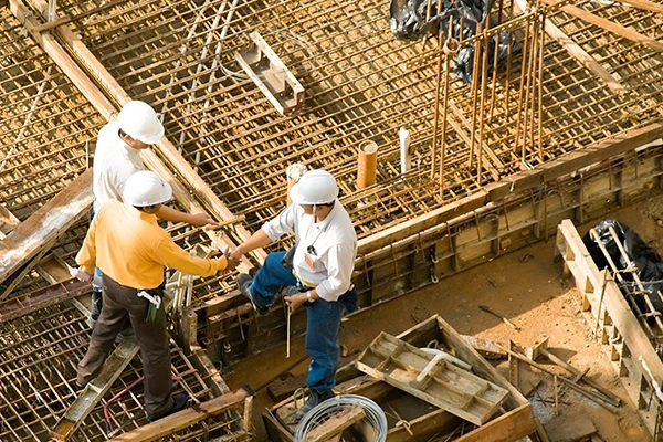 Tips kontraktor menang tender sedang melakukan pengecekan tulangan besi dan bekisting sebelum pengecoran beton proyek konstruksi