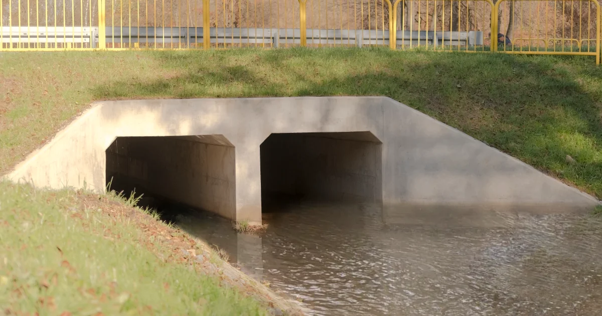 Box culvert beton double sebagai gorong-gorong saluran air di bawah tanggul jalan
