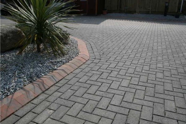 Paving block motif bata abu-abu terpasang rapi untuk halaman rumah dan area parkir