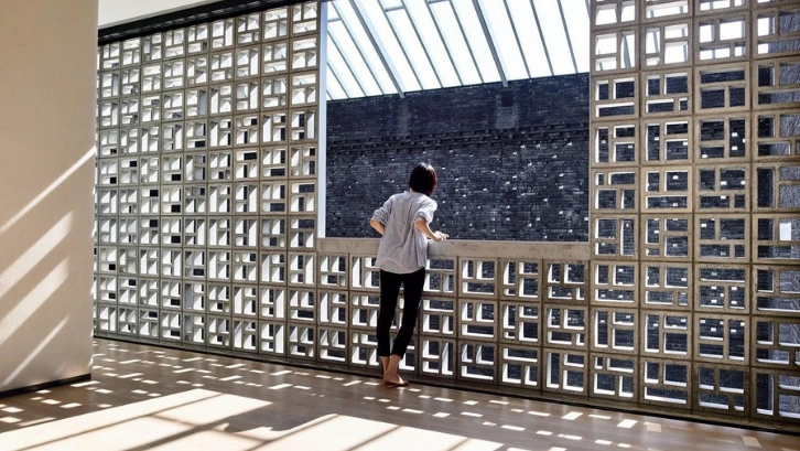 Loster dinding beton kotak sebagai ventilasi dan pencahayaan alami pada bangunan modern