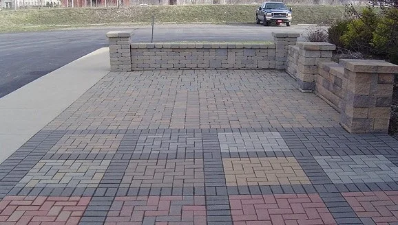 Paving block berwarna abu-abu dengan pola pemasangan rapi yang diaplikasikan pada area jalan dan parkir kendaraan. Cocok digunakan untuk proyek infrastruktur, kawasan komersial, maupun area publik karena memiliki daya tahan tinggi terhadap beban lalu lintas. Produk paving block dari Arkalon Swarna Jagat tersedia dalam berbagai mutu dan model sesuai kebutuhan proyek.