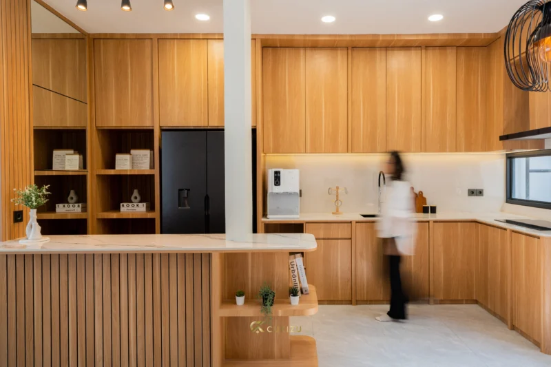 Kitchen set kayu custom gaya Japandi dengan kabinet kayu natural dan island minimalis modern