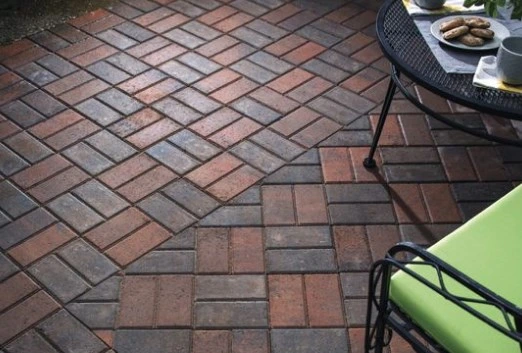 Paving block motif bata warna merah dan abu-abu untuk teras rumah tahan cuaca Indonesia