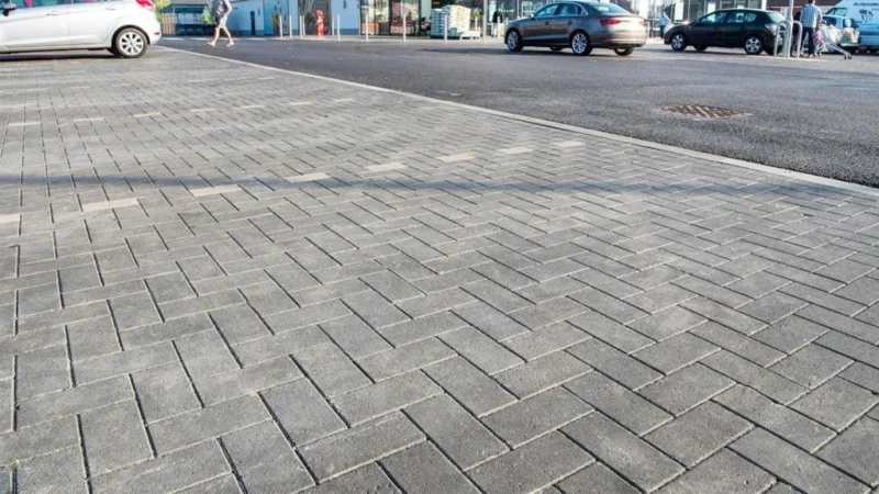 Harga Paving block 2026 abu-abu terpasang rapi untuk area jalan dan parkir kendaraan
