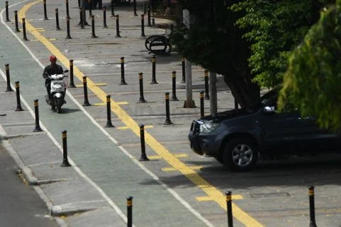 material jalur pedestrian dengan bollard pembatas kendaraan bermotor
