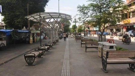 material jalur pedestrian dengan guiding block difabel dan bangku trotoar kota