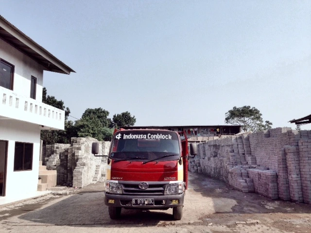 Biaya paving block dari pabrik Klaten menggunakan truk untuk proyek konstruksi