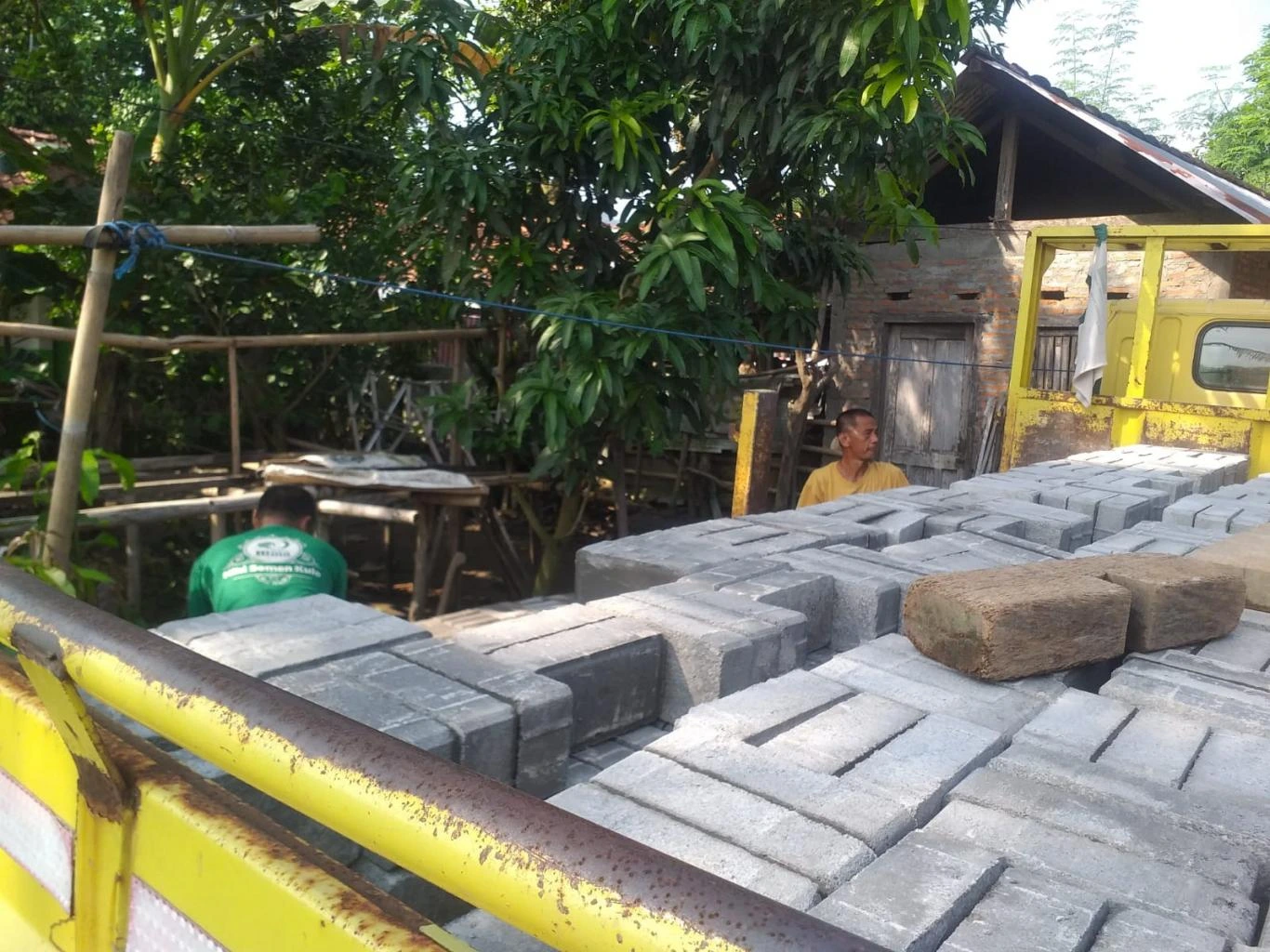Proses muat paving block ke truk pengiriman dari pabrik Boyolali