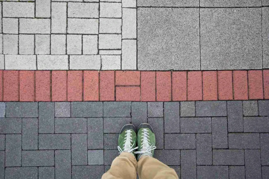 harga paving warna kombinasi merah dan abu untuk halaman rumah