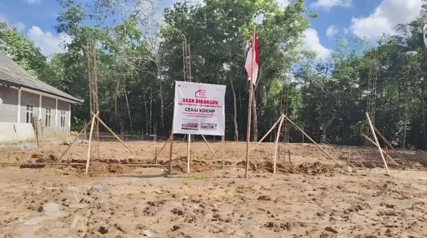 Pembangunan proyek koperasi desa tahap awal dengan pemasangan pondasi dan penanda lokasi bangunan