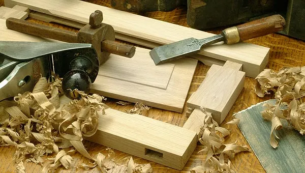 Proses pembuatan furniture kayu custom menggunakan alat pertukangan manual