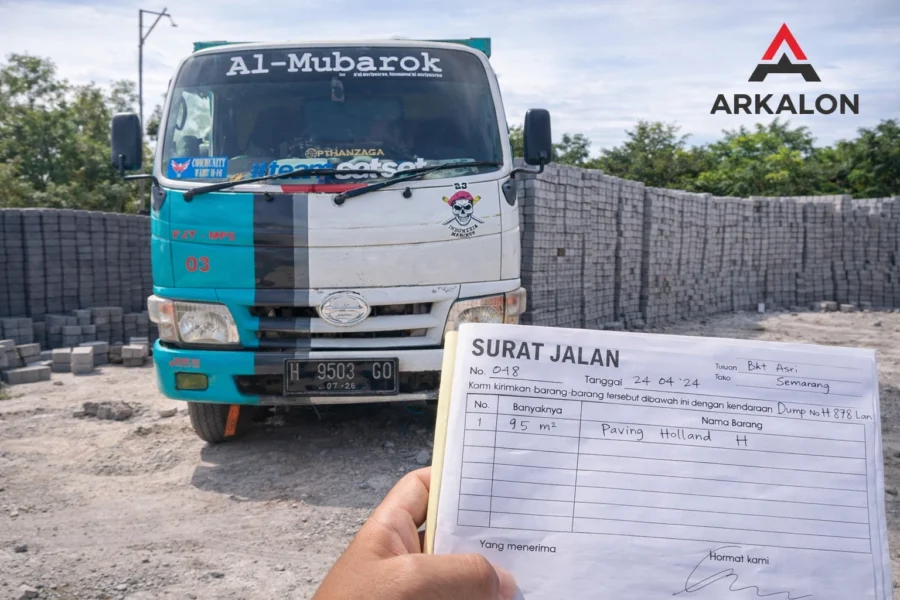Dokumentasi pengiriman paving holland natural ke Semarang menggunakan truk tampak depan oleh Arkalon